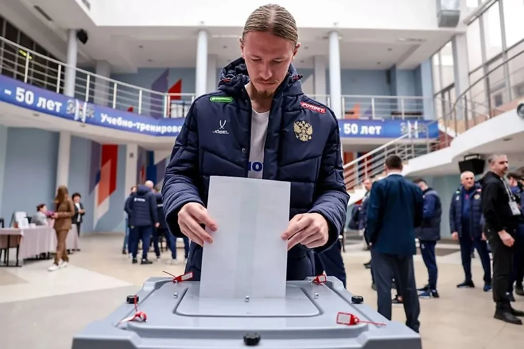 Матвей Сафонов на избирательном участке в Новогорске. Фото © Telegram / РФС | Российский футбольный союз