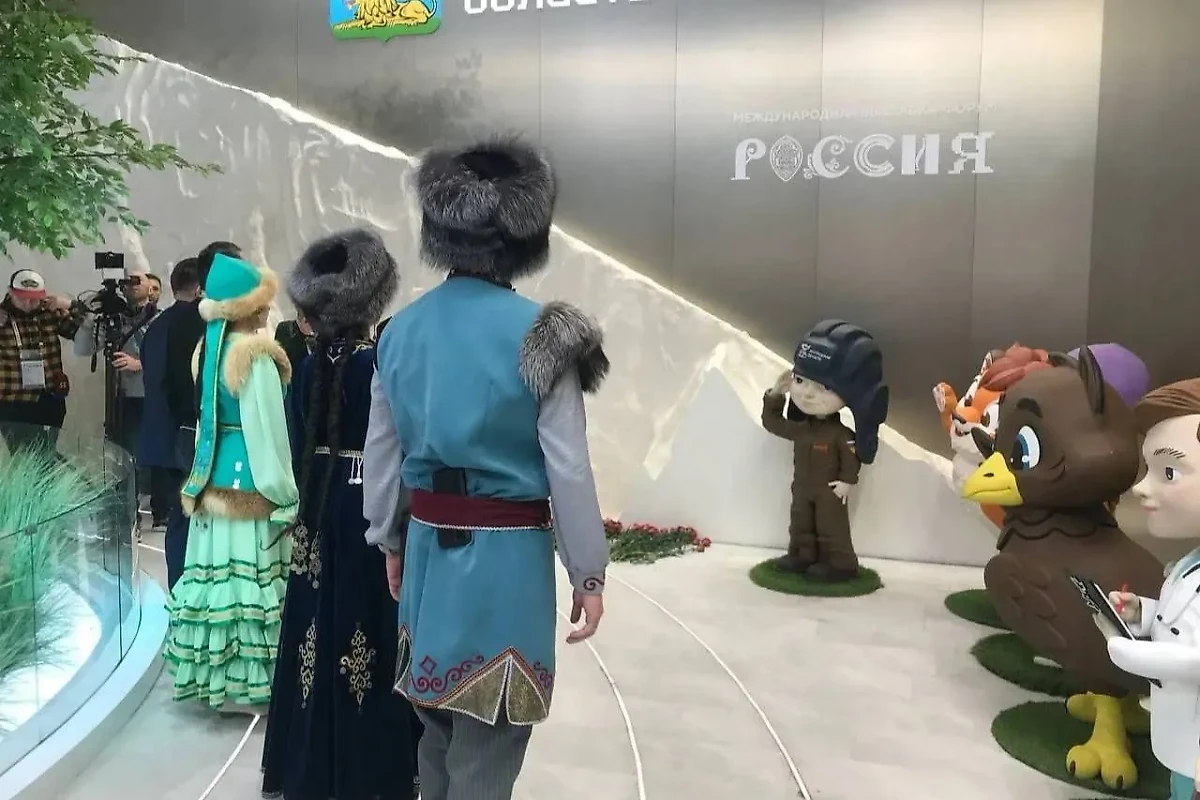 На выставке "Россия" люди несут цветы к стенду Белгородской области. Обложка © Telegram / БелТру