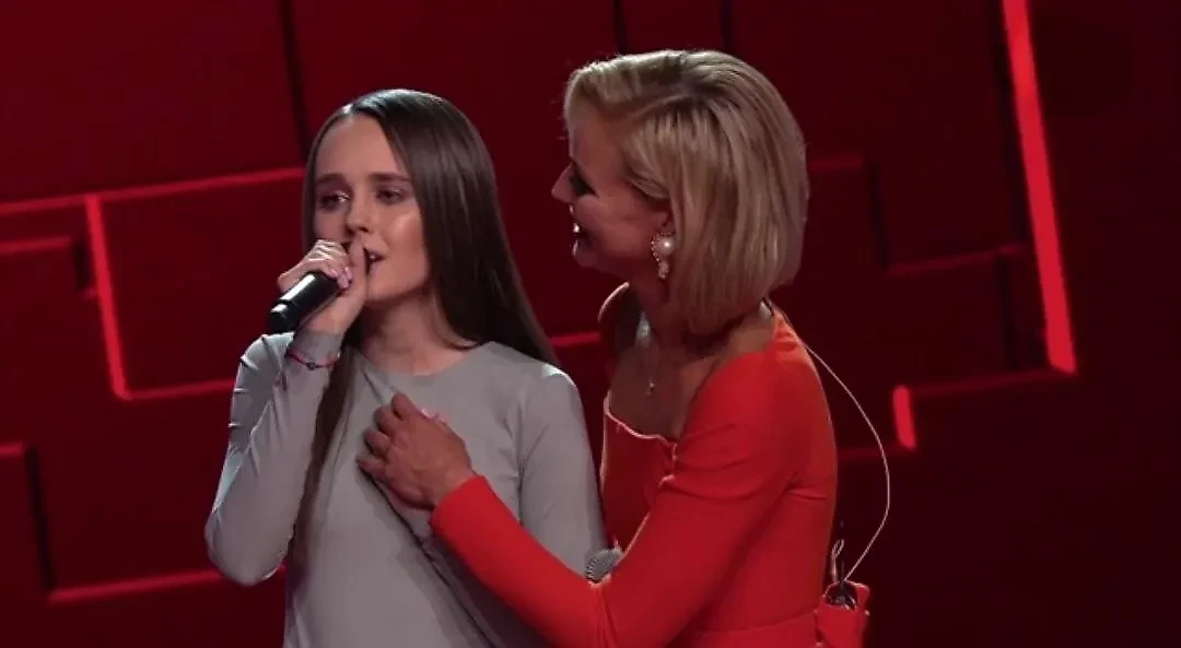 Поединок участников шоу "Голос" Виолетты Ткаченко и Анны Ивановой, в который вмешалась Полина Гагарина. Фото © 1tv.ru