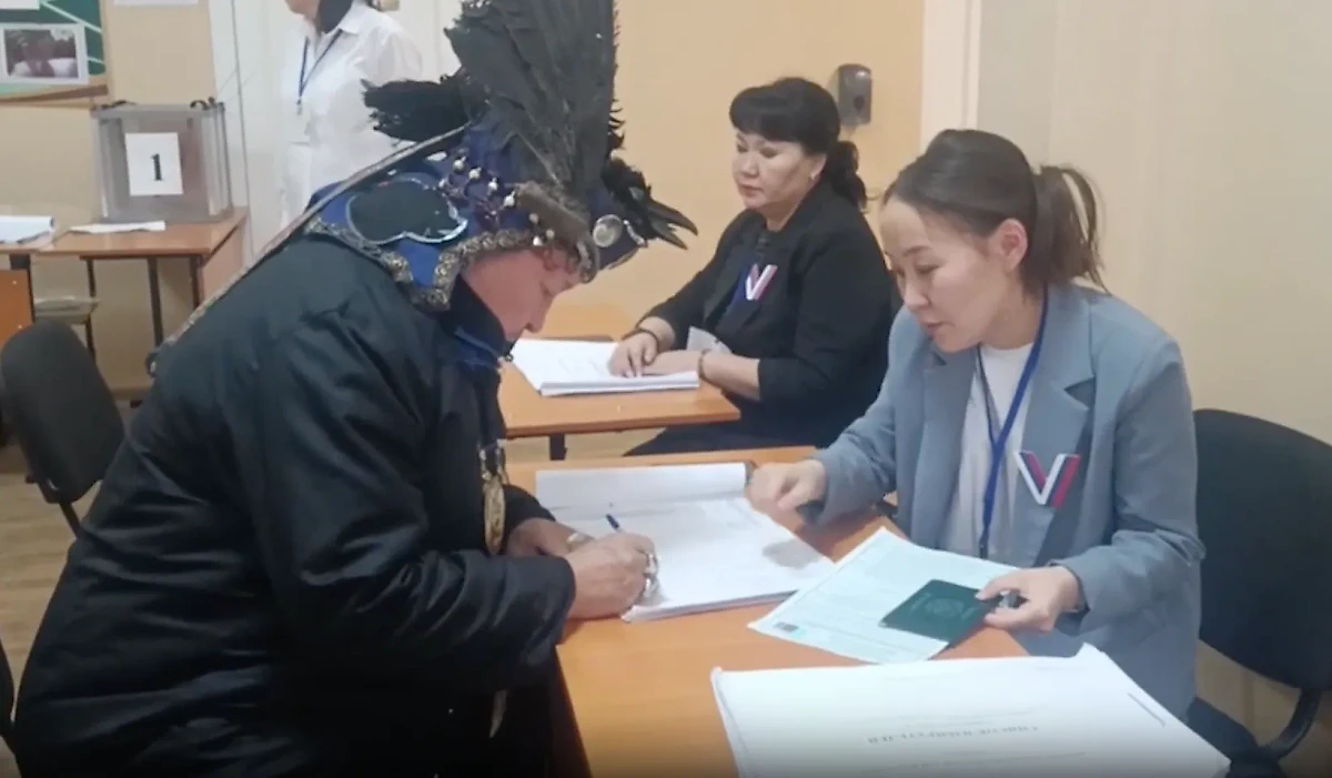 Верховный шаман РФ пришёл на выборы. Видео © VK / Управление верховного шамана