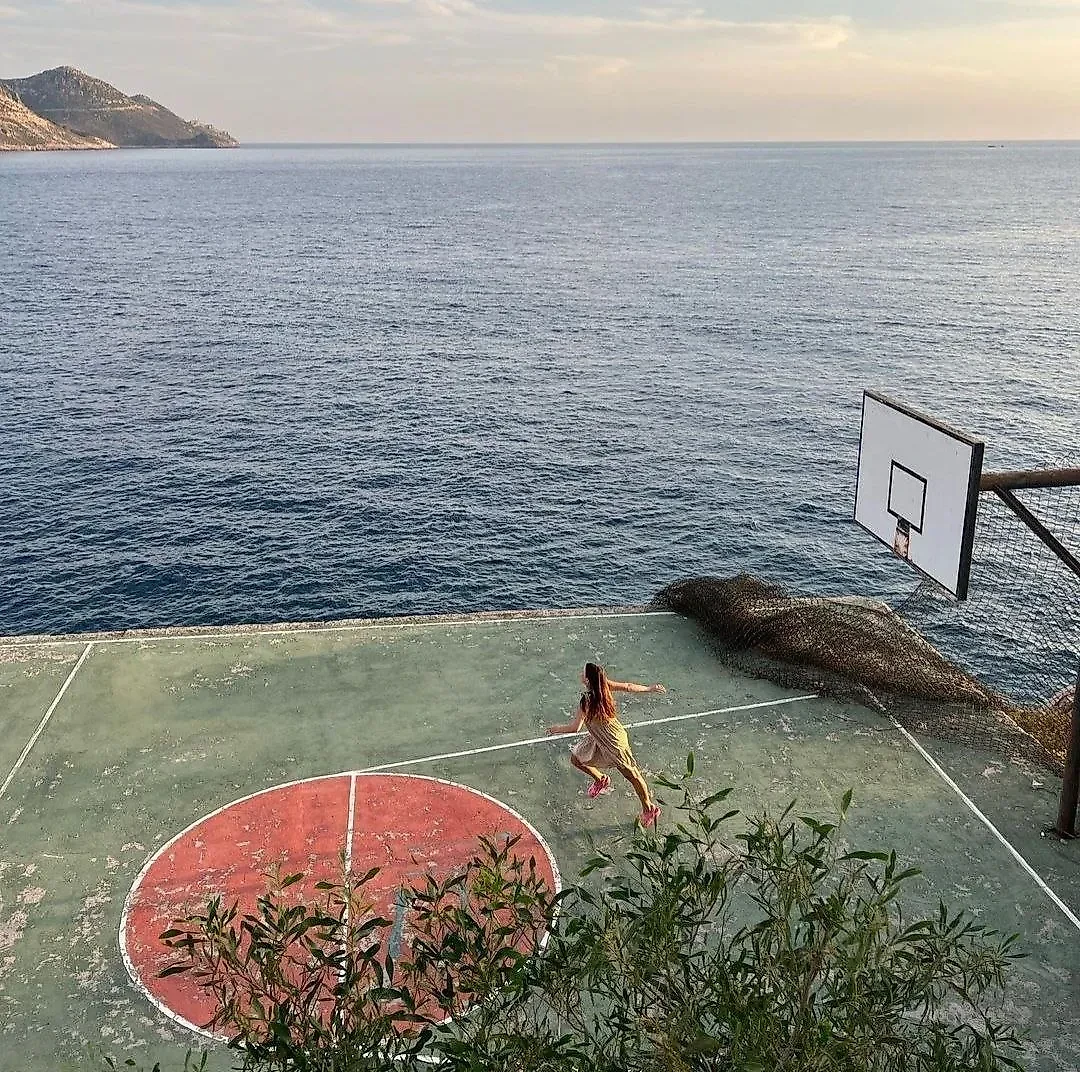 Фотографии разрушенной баскетбольной площадки отеля в городе Каш. Фото © Instagram (соцсеть запрещена в РФ; принадлежит корпорации Meta, которая признана в РФ экстремистской) / sonyagro