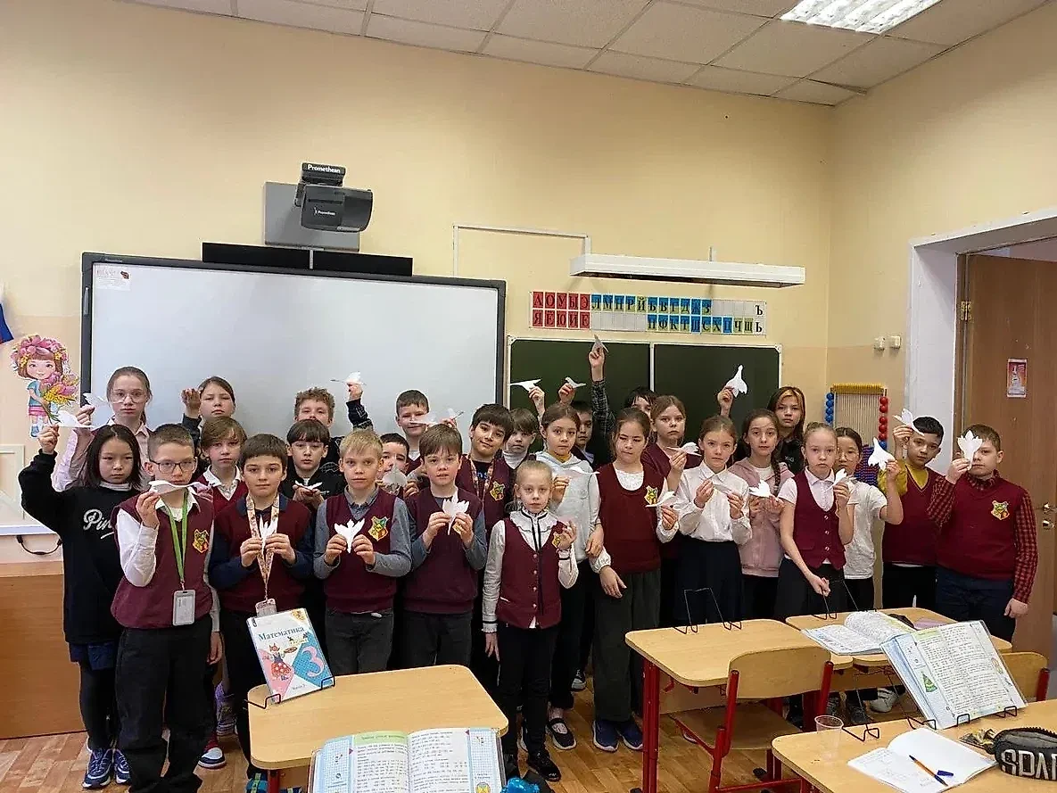 Школьники всей страны присоединились ко Всероссийской акции "Крокус Памяти". Обложка © Предоставлено Life.ru