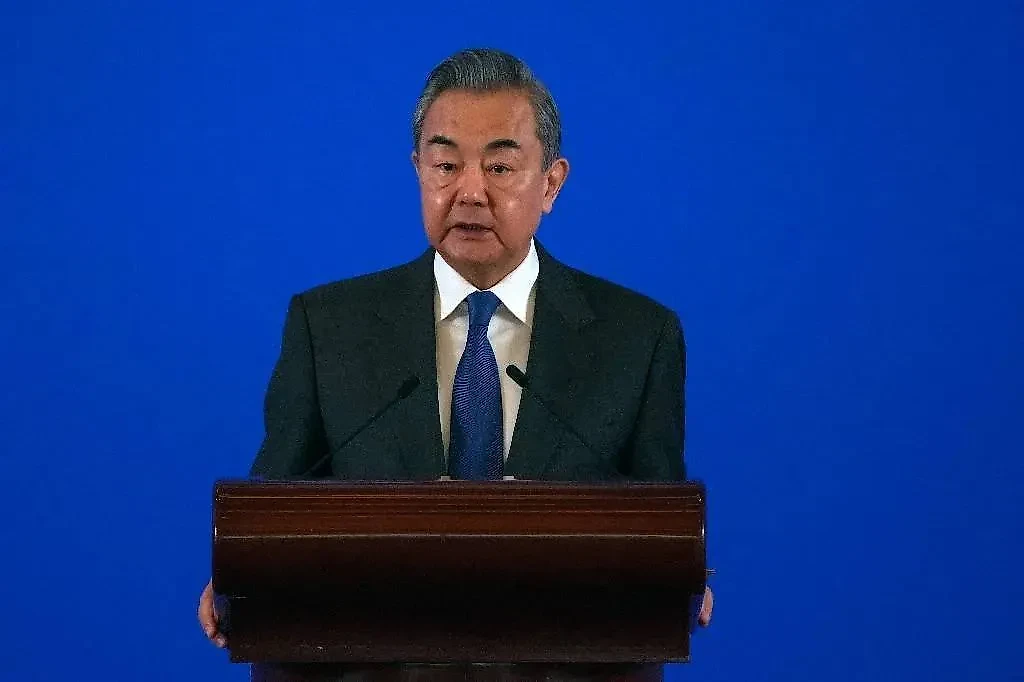 Ван И. Обложка © ТАСС / AP / Andy Wong