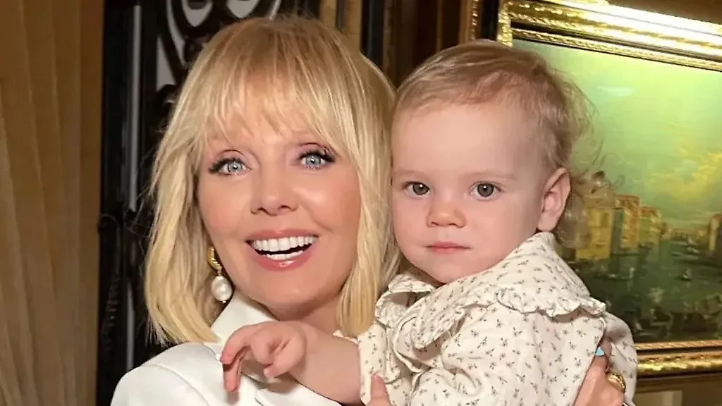 Звёздные бабушки: как они сочетают карьеру и семью. Фото © Instagram (признан экстремистской организацией и запрещён на территории Российской Федерации) / valeriya