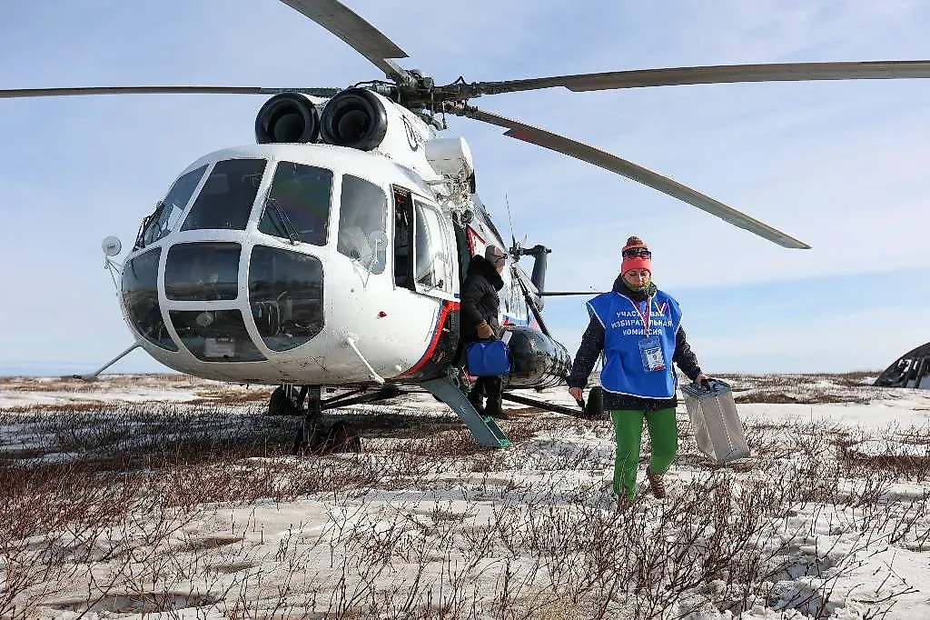 1 марта выездную избирательную комиссию на вертолёте доставили на восточное побережье Камчатского полуострова — Семячикский лиман и мыс Шипунский. Фото © ТАСС / Elena Vereshchaka