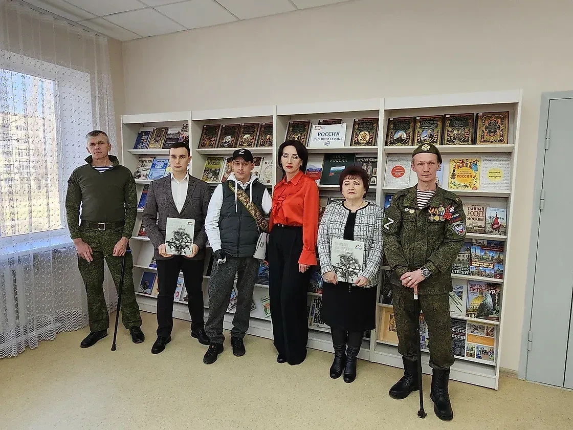 Авторы рассказов сборника "Жизнь за други своя". Обложка © Пресс-служба фонда "Защитники Отечества"