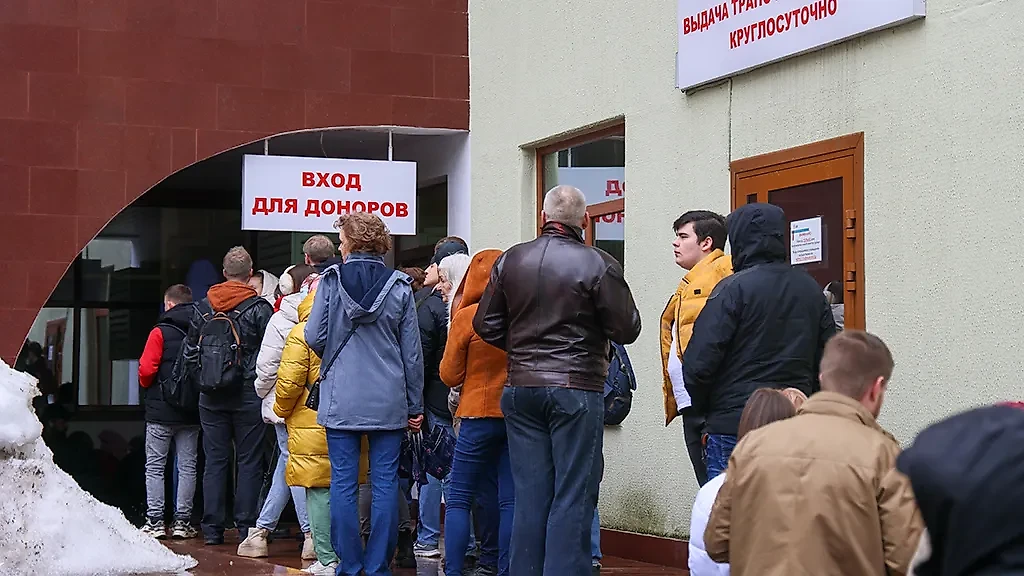 Люди после теракта в "Крокус сити холле" помогают раненым и сдают кровь. Фото © ТАСС / Александр Щербак