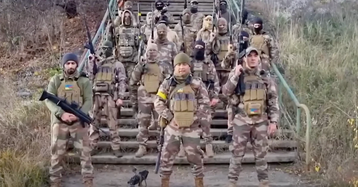 Кудайбек уулу Алмаз угрожает России. Фото © YouTube / Eva Morales