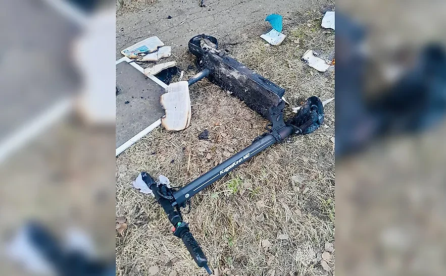 Электросамокат загорелся во время зарядки. Обложка © Telegram / МЧС России
