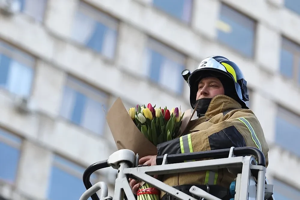 Поздравление сотрудниц НИИ скорой помощи имени Склифосовского с Международным женским днём от Главного управления МЧС России по Москве. Фото © Агентство "Москва" / Кирилл Зыков