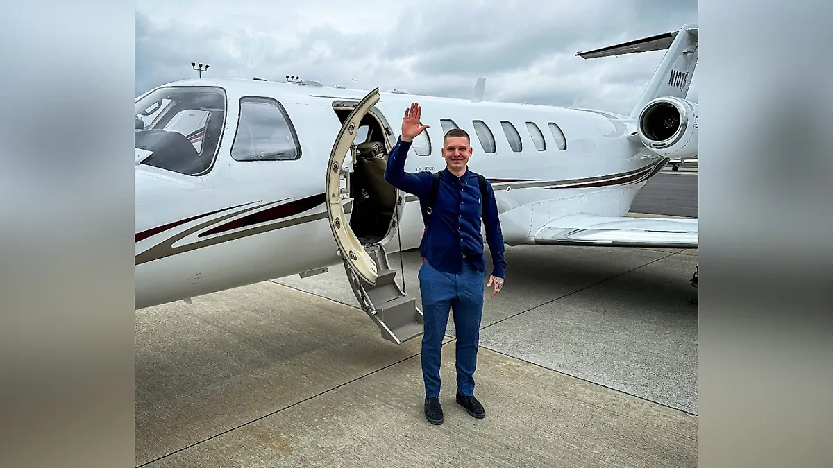 Евгений Кузнецов прилетел в Северную Каролину. Фото © X (ранее Twitter) / Carolina Hurricanes