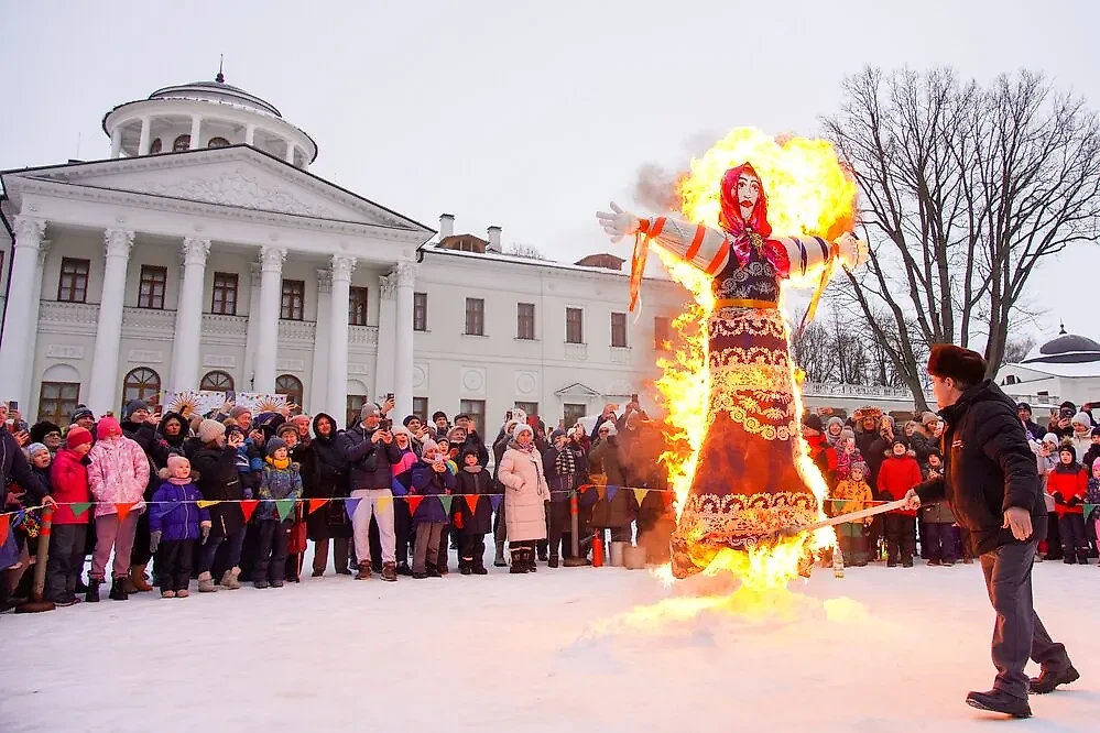 Проводы зимы немыслимы без сжигания чучела Масленицы. Фото © Агентство "Москва" / Александр Авилов 