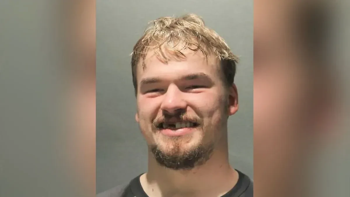 Хоккеист Александр Алексеев при задержании. Обложка © Полиция круга Арлингтон