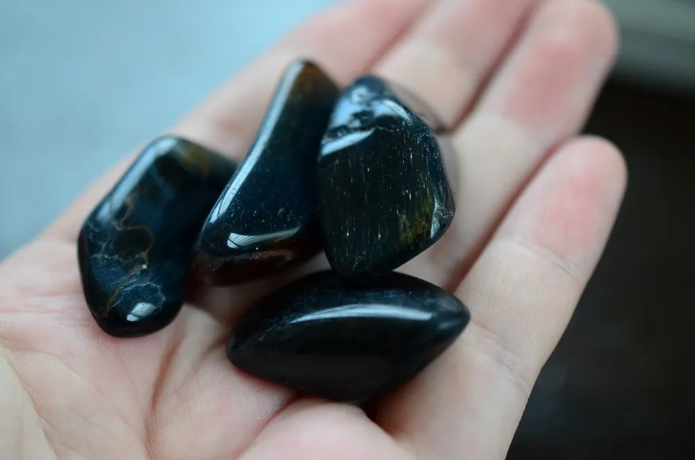 Почему дома так важно иметь хотя бы один чёрный камень? Высказывания Ванги. Фото © Shutterstock