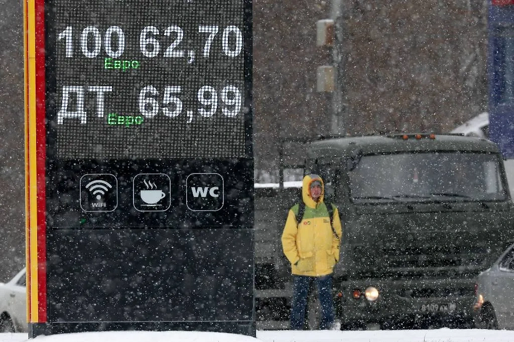 Перед Новым годом исторически наблюдался рост цен на топливо. Фото © ТАСС / Кирилл Кухмарь