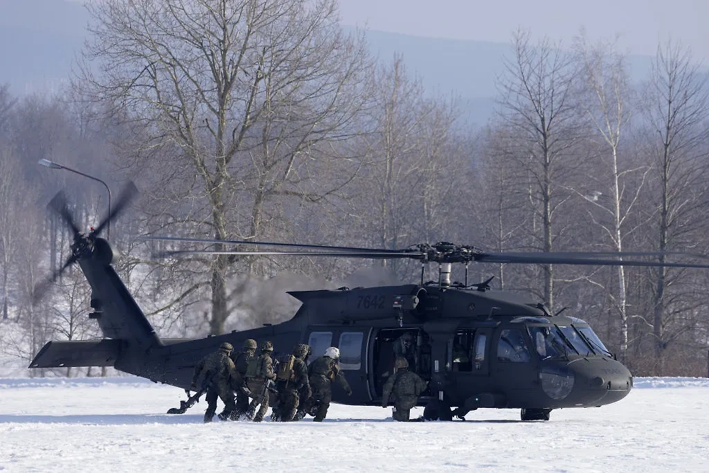 Вертолёт UH-60 Black Hawk, который вошёл в список новых требований Киева. Фото © Getty Images / Sean Gallup