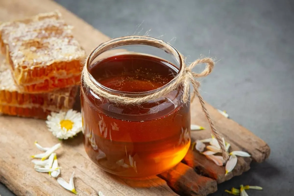 Ванга верила, что сладость мёда поможет и домового задобрить, и в доме баланс сохранить. Фото © Freepik / jcomp