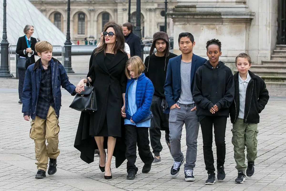 Анджелина Джоли с детьми. Фото © Getty Images / Marc Piasecki 
