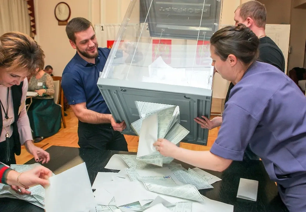 Подсчёт голосов по итогам выборов президента РФ в Пятигорске. Фото © ТАСС / Денис Абрамов