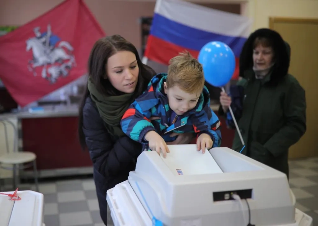 Голосование на выборах президента России в Москве. Фото © ТАСС / Сергей Бобылев