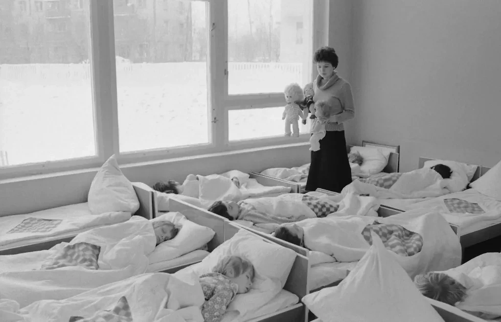 Зачем в советских детсадах малышей укладывали спать на улице в мороз. Фото © ТАСС / Юрий Лизунов