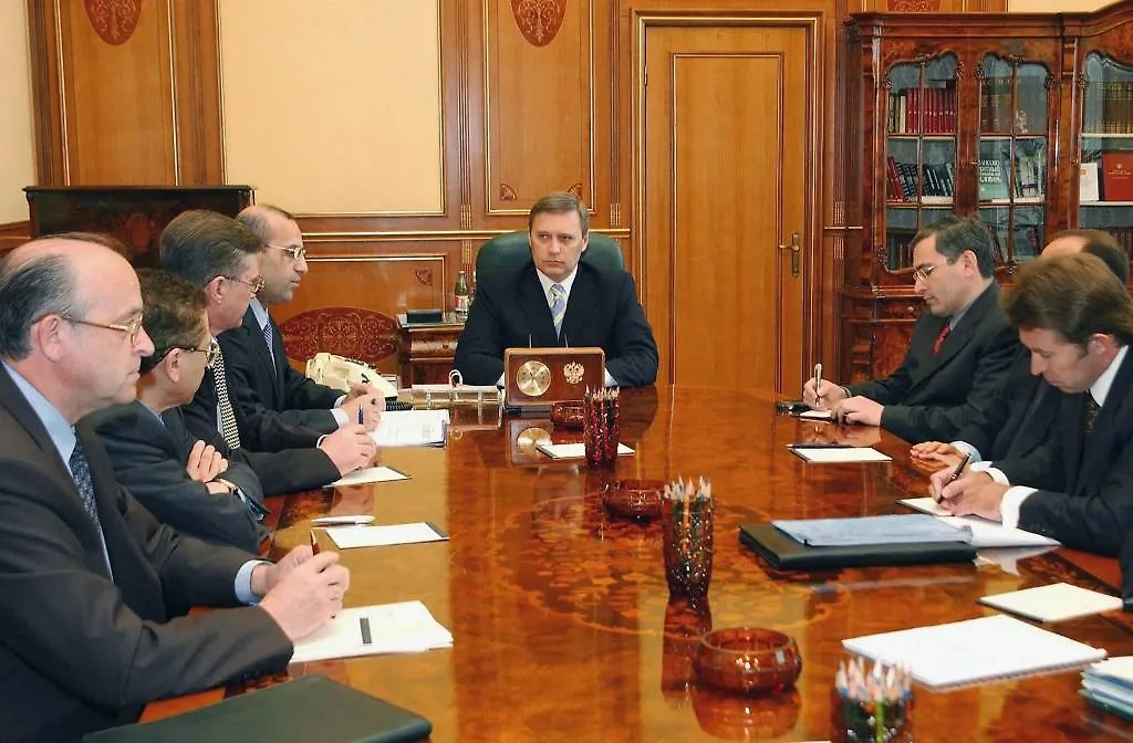 Михаил Касьянов* — премьер- министр на встрече с руководителями российских нефтяных компаний в 2002 году. Фото © ТАСС / Алексей Кондратьев 