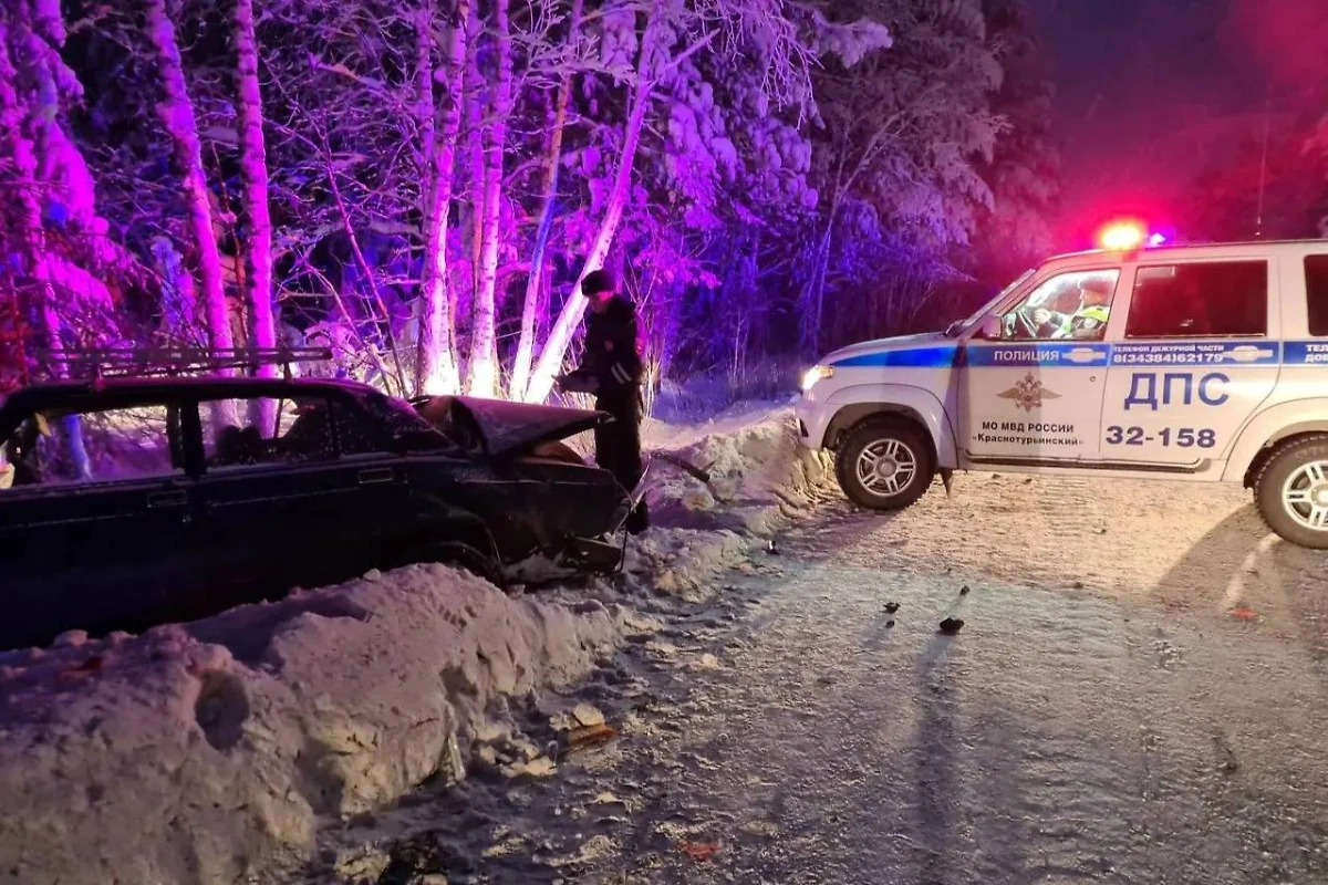 Кадр с места ДТП в Свердловской области, в котором пострадало пять человек. Обложка © t.me / ГИБДД Свердловской области