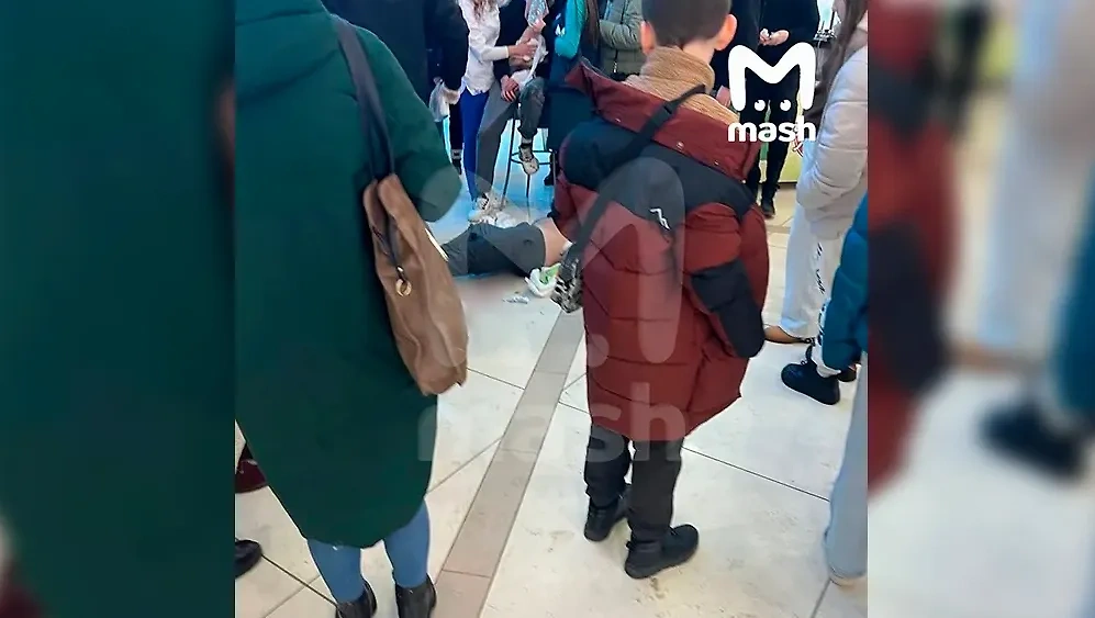 Пострадавший после поножовщины в ТЦ "Калейдоскоп" в Москве. Обложка © Telegram / Mash