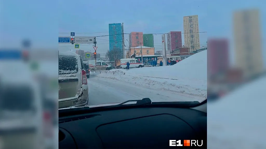 Водитель снял, как к месту, где нашли труп мужчины в Екатеринбурге, подъехала скорая. Фото © E1.ru
