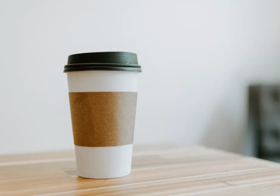Пластиковая крышка при контакте с кофе может выделять стирол. Обложка © Unsplash 