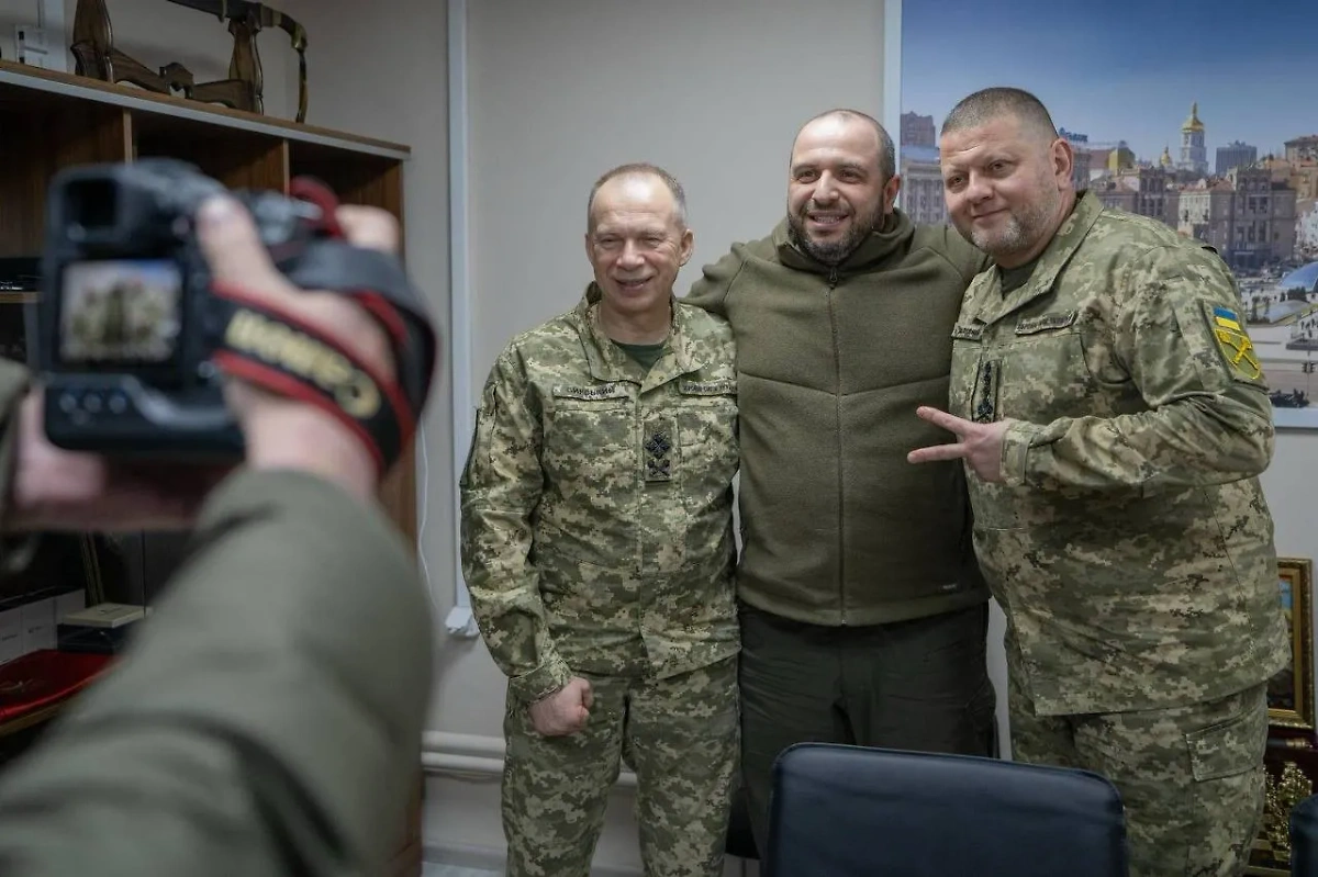 Командующий Сухопутными войсками Александр Сырский, министр обороны Украины Рустем Умеров, главком ВСУ Валерий Залужный (слева направо). Фото © Минобороны Украины