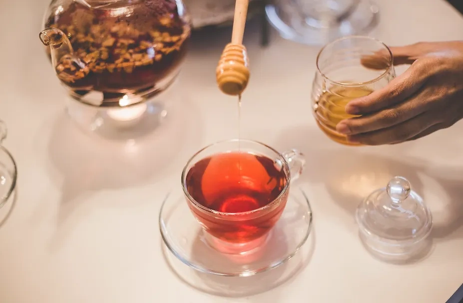 Во время простуды нужно пить несладкий чай. Обложка © Unsplash