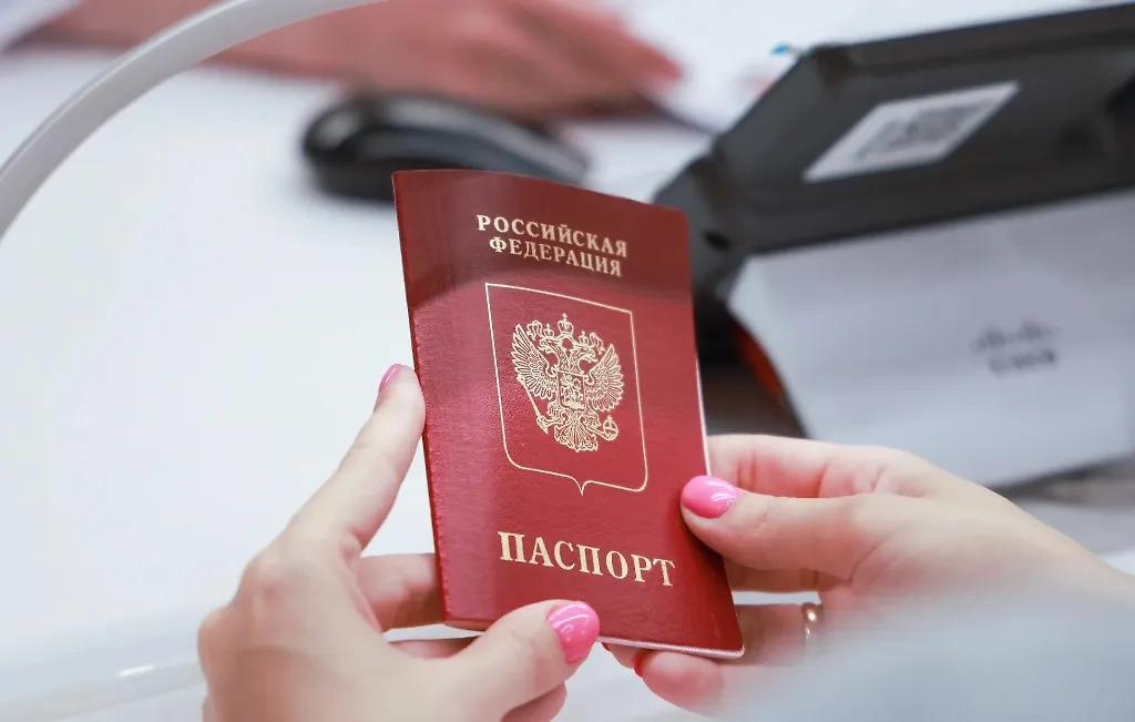 Загранпаспорт будут принимать те органы власти, которые ранее его выдали. Фото © ТАСС / Владимир Гердо