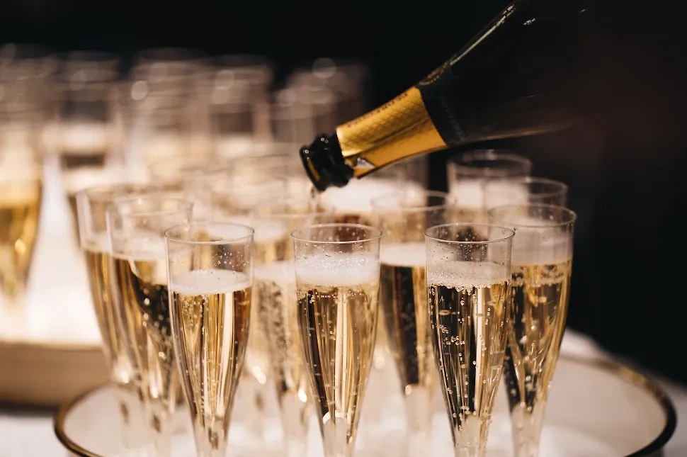 Шампанское за новогодним столом лучше чередовать с водой. Обложка © Unsplash