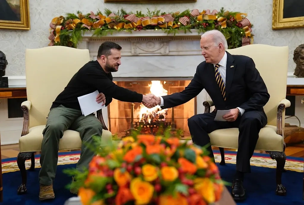 Президент США Джо Байден (справа) и президент Украины Владимир Зеленский (слева) во время встречи. Фото © ТАСС / AP / Evan Vucci