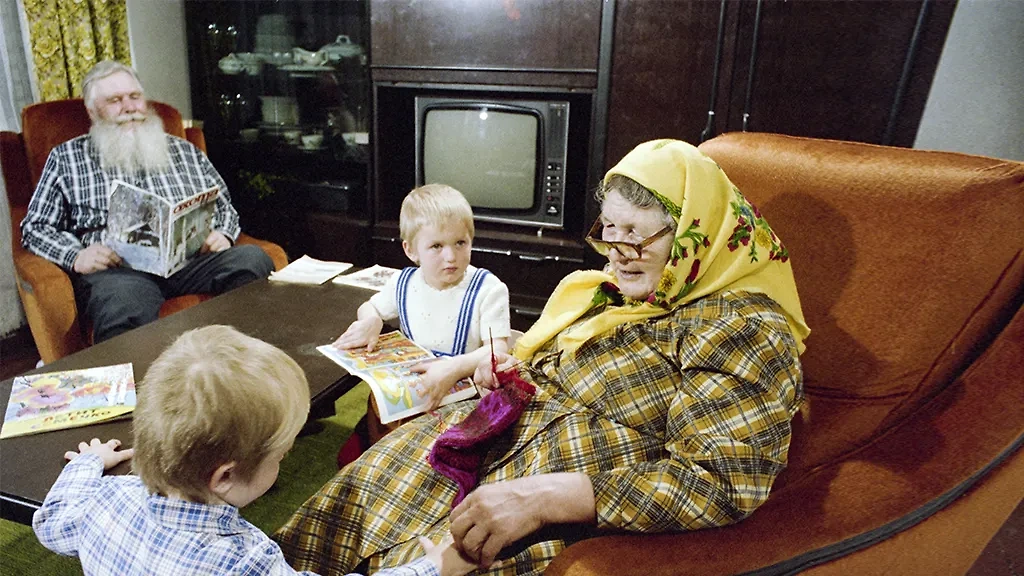Привычки советских бабушек и дедушек, которые позволяли вырастить умных внуков. Обложка © ТАСС / Виктор Садчиков 