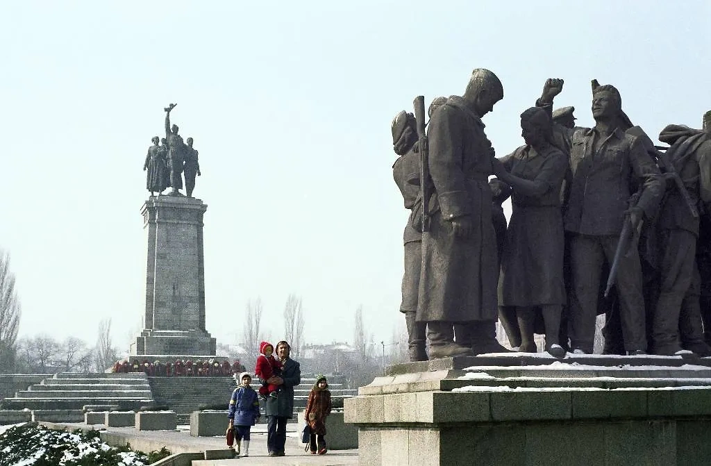 Памятник Советской армии в Софии, 1979 год. Обложка © ITAR-TASS / Валентин Соболев / Фотохроника ТАСС