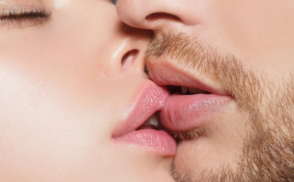 5 простых советов, чтобы стать экспертом в поцелуях. Фото © Shutterstock