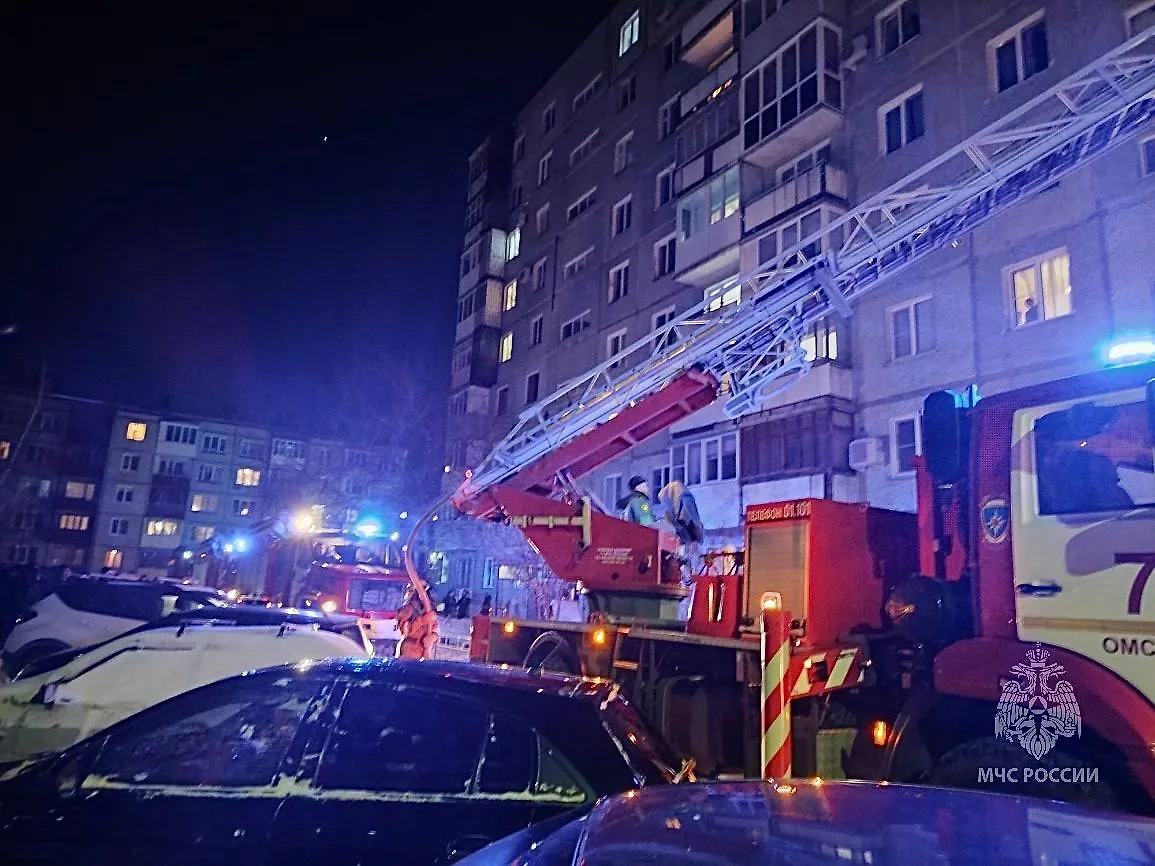 Пожарные в Омске тушат пожар в девятиэтажном доме. Обложка © t.me / МЧС Омской области