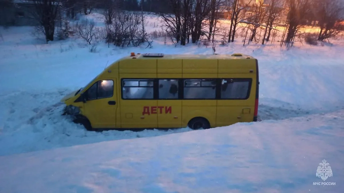 Попавшая в ДТП в Удмуртии маршрутка с детьми. Обложка © t.me / МЧС Удмуртии