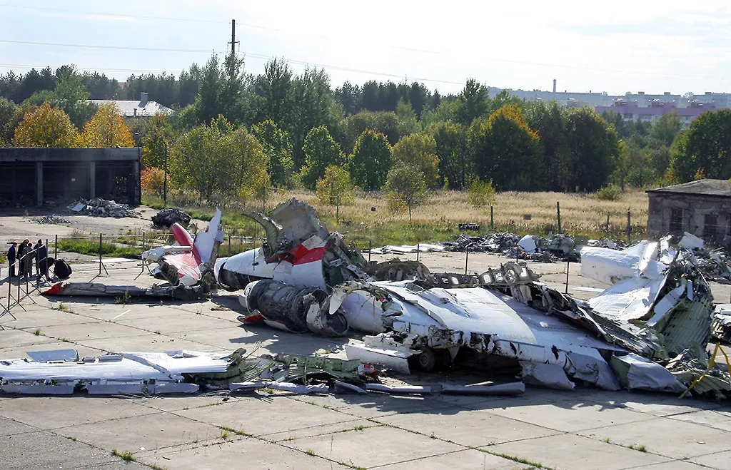 Обломки самолёта польского президента Леха Качиньского, разбившегося в апреле 2010 года. Обложка © ТАСС / Ольга Лисинова