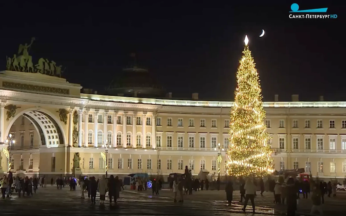 Главную новогоднюю ёлку Петербурга украсили в стиле ретро