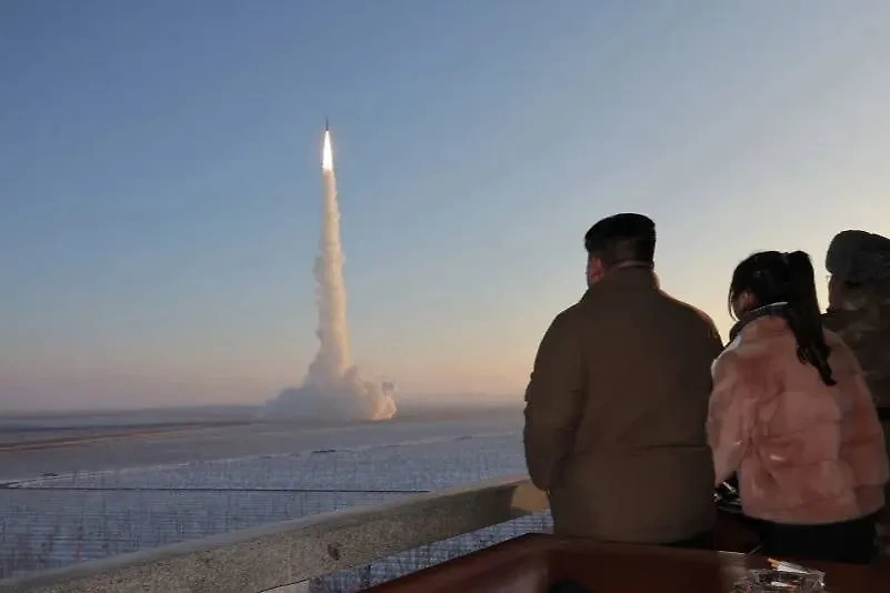 Ким Чен Ын с дочкой наблюдают за пуском ракеты "Хвасон-18". Обложка © KCNA