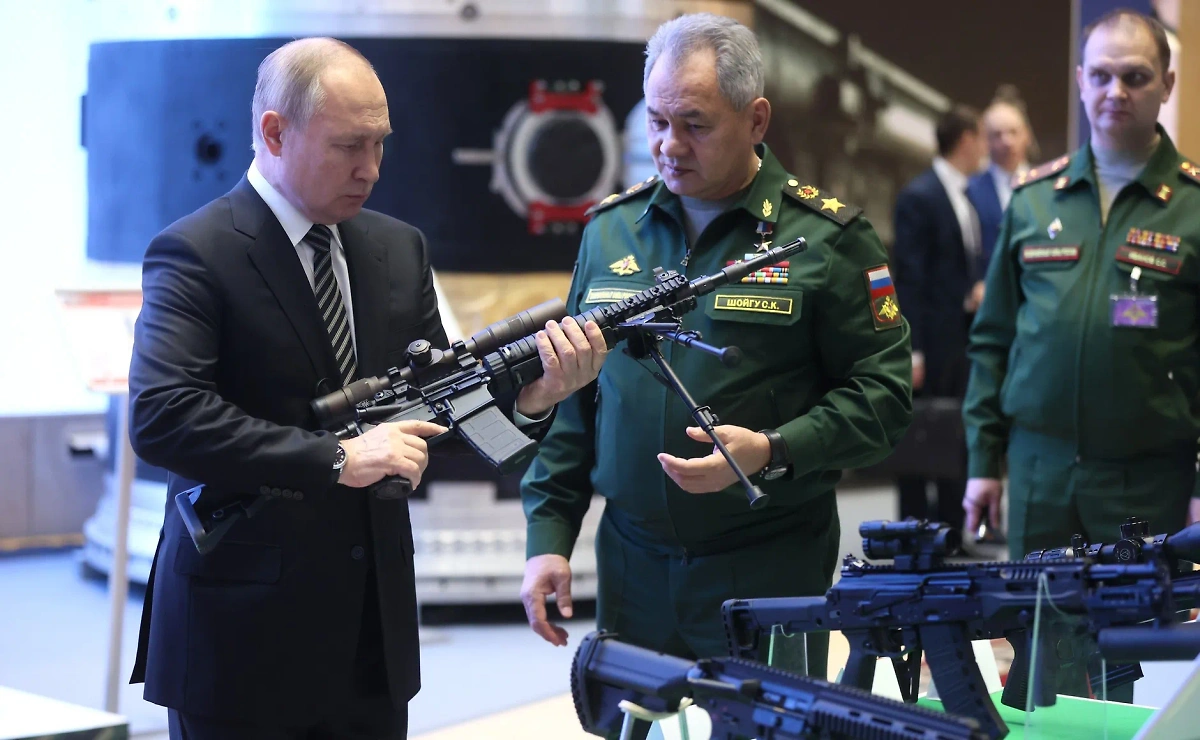 Президент РФ Владимир Путин с министром обороны Сергеем Шойгу. Обложка © Kremlin.ru