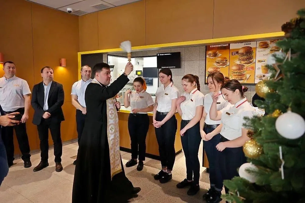 Священник освятил открывшийся во Львове ресторан McDonald&#x27;s. Обложка © t.me / Политика страны