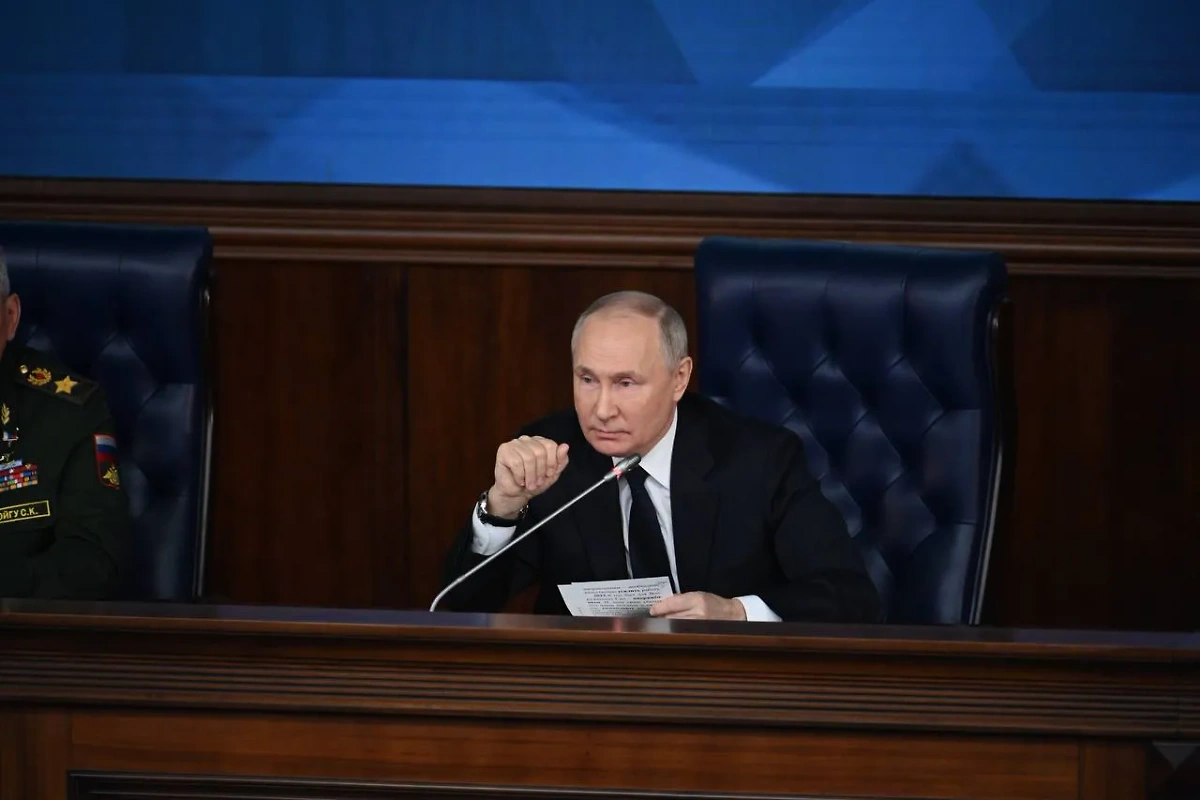 Президент РФ Владимир Путин на расширенном заседании коллегии Минобороны. Фото © LIFE / Павел Баранов