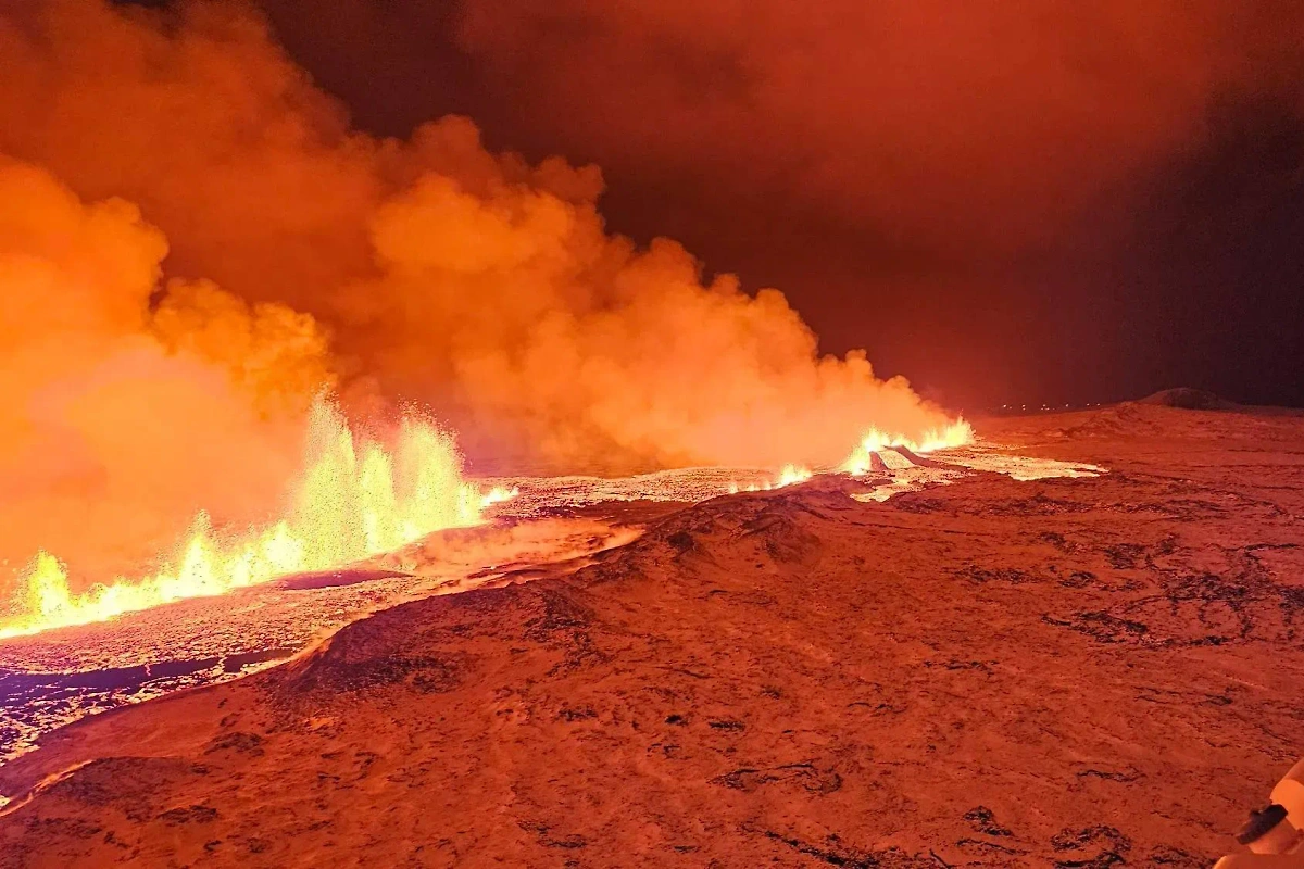 Извержение вулкана началось на полуострове Рейкьянес на юге Исландии. Обложка © X / The Informant