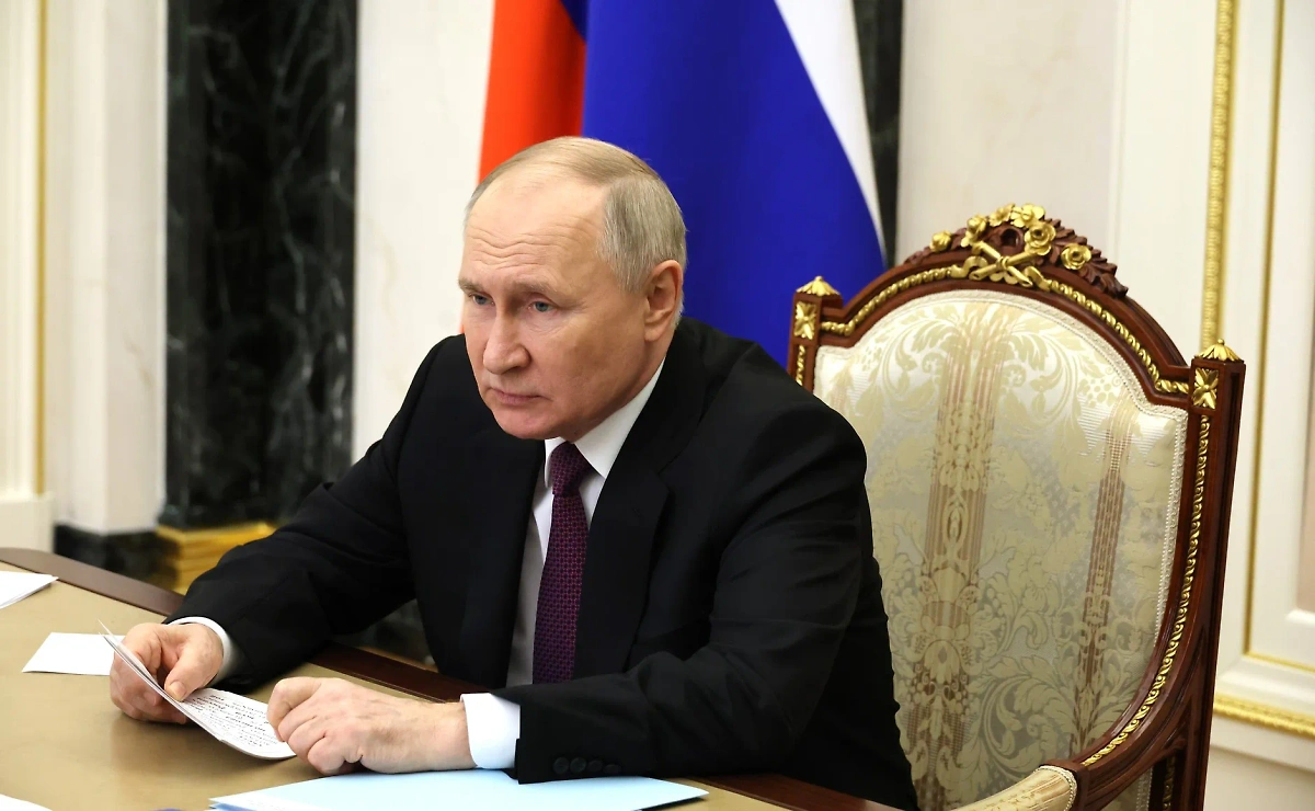 Президент Владимир Путин в ходе совещания по развитию Восточного полигона железных дорог. Обложка © Kremlin