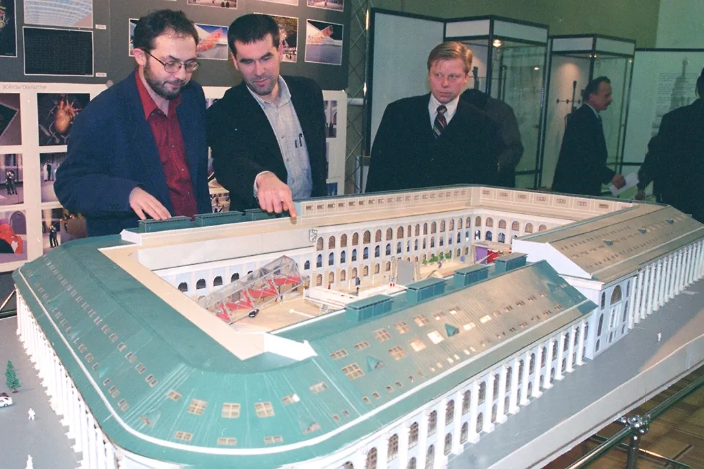 Марат Гельман* (справа), доверяли такие проекты, как обустройство Гостиного двора. 9 декабря 1997 года. Фото © ТАСС / Виктор Великжанин