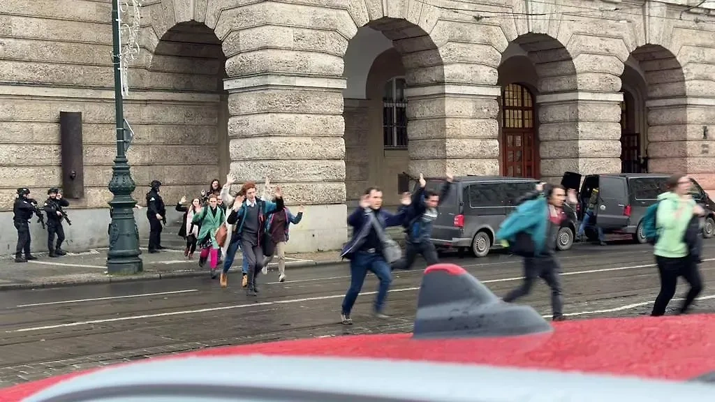 Люди выбегают из Карлова университета в Праге, где произошла стрельба. Обложка © X (ранее Twitter) / Voice of Europe